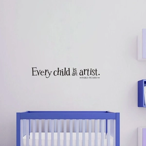 Détail du sticker mural Every child is an artist dans une chambre d'enfant bleue