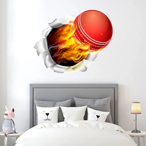 Dettaglio macro dell'adesivo murale 3D con effetto realistico di palla da cricket infuocata