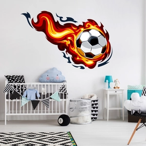 Dettaglio dell'adesivo murale 3D pallone da calcio con fiamme su una parete bianca