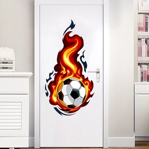 Dettaglio dell'adesivo murale 3D calcio con fiamme applicato su una porta bianca moderna