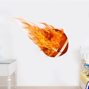 Dettaglio macro dell'adesivo murale 3D football americano con fiamme su muro bianco