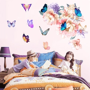Detalle de pegatinas de pared de peonías y mariposas en un cálido cuarto de niños