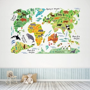 Détail du sticker mural carte du monde avec animaux colorés dans une chambre d'enfant