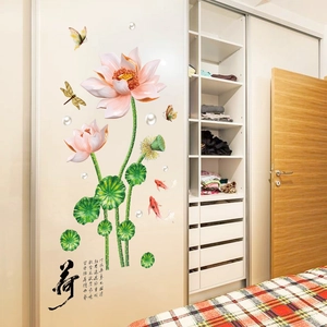 Detalle de vinilo decorativo de loto y peces koi en un armario blanco de dormitorio