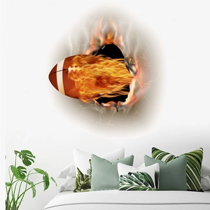 Dettaglio macro dell'adesivo murale 3D con football americano in fiamme ed effetto crepe