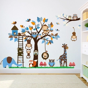 Wandtattoo-Set mit Cartoon-Waldtieren wie Affen und Elefanten auf einem grünen Baum im Detail