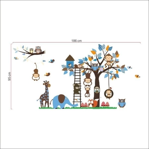 Detailliertes 3D-Wandtattoo-Layout mit Giraffe und Waldtieren für das Kinderzimmer