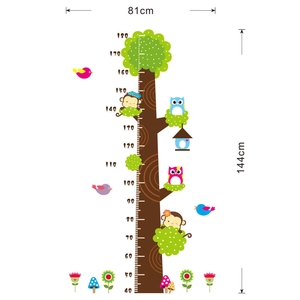 Cartoon-Baum-Wandtattoo-Messlatte mit Affen und Eulen, Maße 144 cm hoch und 81 cm breit