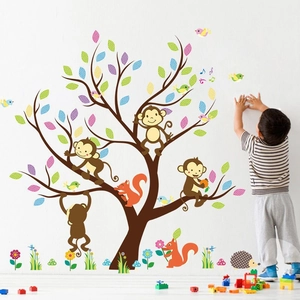 Detail von Cartoon-Wald-Wandtattoos mit Baum, Affen und Eichhörnchen an weißer Wand