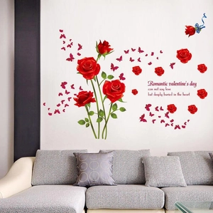 Dettaglio di adesivi murali con rose rosse romantiche e farfalle con scritte