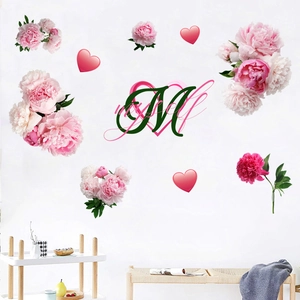 Détail de stickers muraux pivoines roses et lettre M artistique pour décoration intérieure