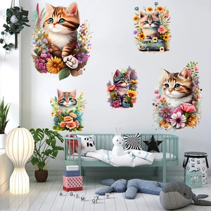 Detail von verspielten Katzen und Blumen Wandstickern in einem gemütlichen Kinderzimmer