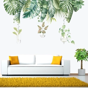 Détail de stickers muraux adhésifs avec feuilles tropicales et vases suspendus en verre
