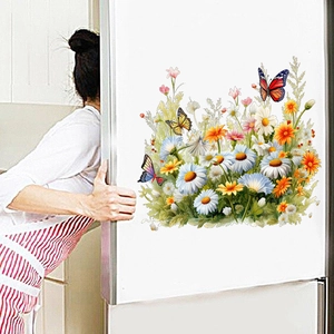 Détail de stickers muraux imperméables en PVC papillon et fleurs sur un réfrigérateur blanc