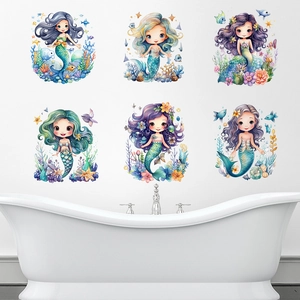 Dettaglio di sei adesivi murali a forma di sirena colorata in un ambiente bagno bianco