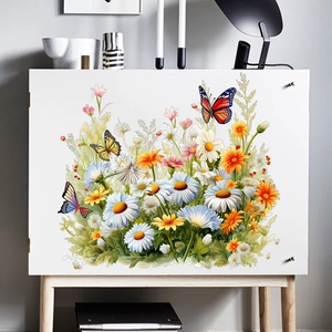 Détail de stickers muraux fleurs et papillons autocollants sur une porte d'armoire blanche