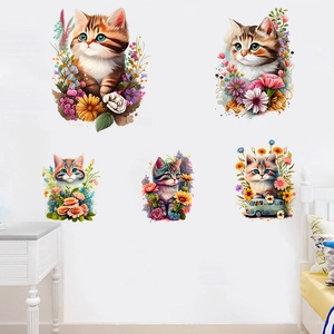 Detailansicht bunter Cartoon-Katzen und Blumen Wandtattoo auf einer sauberen weißen Wand