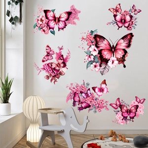 Détail de stickers muraux papillons et fleurs roses sur un mur blanc de salon minimaliste