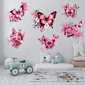 Vue détaillée de stickers muraux papillons et fleurs roses dans une chambre d'enfant douillette
