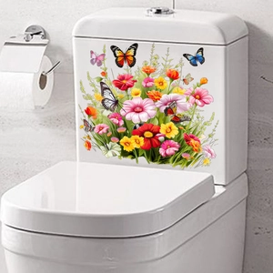 Détail de décalcomanies de fleurs et papillons étanches sur un réservoir de WC blanc