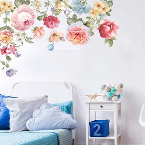 Stickers muraux fleurs roses et feuilles vertes sur un mur blanc de chambre à coucher