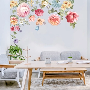 Détail de stickers muraux floraux avec pivoines et roses dans un salon chaleureux