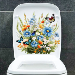 Détail de stickers PVC fleurs et papillons sur un abattant de WC blanc moderne et élégant