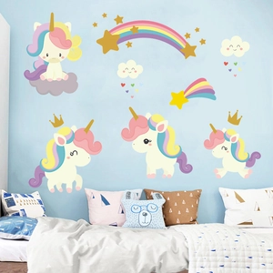 Détail des stickers muraux licorne pastel avec arc-en-ciel et étoiles sur mur bleu de chambre