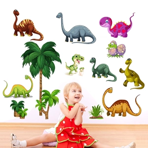 Détail de stickers muraux avec dinosaures colorés et palmiers pour une chambre d'enfant