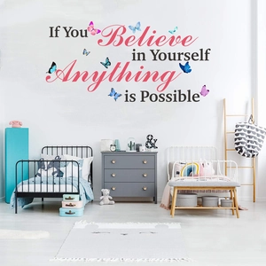 Sticker mural avec citation inspirante et papillons colorés pour chambre d'enfant