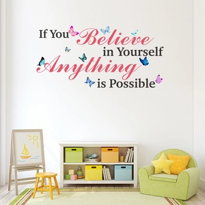 Détail d'un sticker mural inspirant avec papillons dans une chambre d'enfant lumineuse
