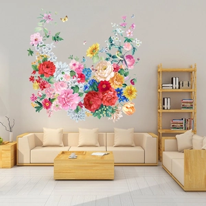 Vinilos decorativos florales con peonías y girasoles en un salón de estilo contemporáneo