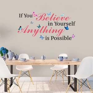 Détail du sticker mural inspirant 'If You Believe' avec papillons colorés dans une salle à manger