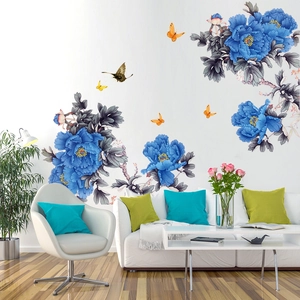 Detalle de vinilos decorativos de peonía azul y mariposa en salón de estilo moderno