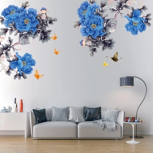 Detalle de vinilos decorativos de peonías azules con mariposas en salón de pared blanca
