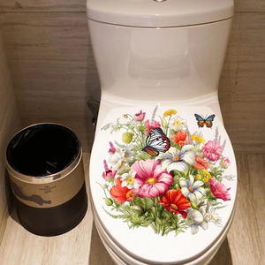 Détail de stickers muraux imperméables papillons et fleurs sur des toilettes blanches