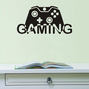 Vista dettagliata dell'adesivo murale nero con controller da gioco su una parete verde