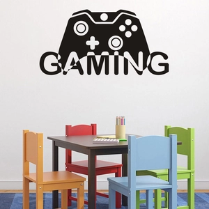 Dettaglio di adesivi murali controller da gioco neri su scrivania e sedie per bambini