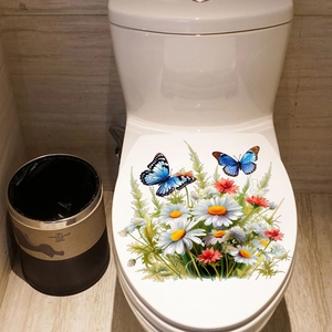 Détail de l'autocollant réaliste fleurs et papillons sur couvercle de WC blanc