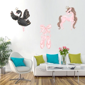 Detail von Schwan und Einhorn Wandstickern in einem hellen modernen Wohnzimmer