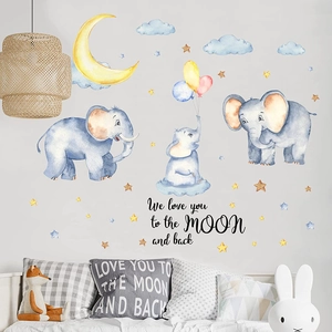 Détail de stickers muraux aquarelle éléphant et lune dans une chambre d'enfant