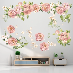 Detalle de vinilos decorativos de peonías rosas con hojas verdes en un salón moderno