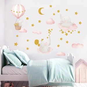 Sticker Mural Éléphant Dessin Animé Montgolfière Nuages Roses Étoiles Dorées Lune PVC Imperméable Pour Chambre d'Enfant