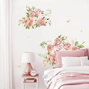 Detalle de vinilos decorativos de peonías rosas acuarela con mariposas para dormitorio