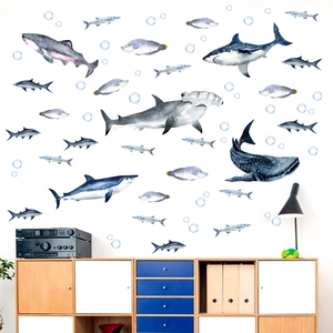 Vue détaillée de stickers muraux requins à l'aquarelle dans un décor de salon scandinave