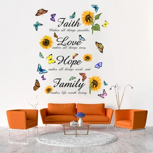 Details von Blumenwandstickern mit Sonnenblumen, Schmetterlingen und Zitaten auf weißer Wand