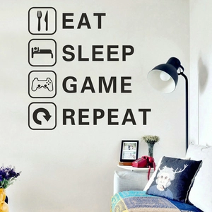 Détail du sticker mural Eat Sleep Game Repeat sur un mur de salon moderne et minimaliste