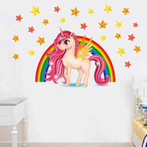 Dettaglio dell'adesivo murale unicorno arcobaleno in una camera da letto accogliente