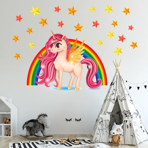 Dettaglio di adesivi murali unicorno e arcobaleno in un'accogliente camera per bambini