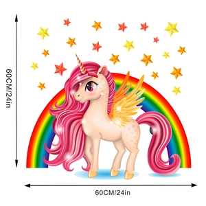 Dettaglio dell'adesivo da parete con unicorno arcobaleno stelle e ali misura 60cm x 60cm